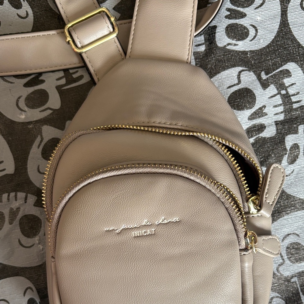 Beige/Gray Crossbody Bag with Gold Accents and adjustable straps​​ - Picture 7 of 7